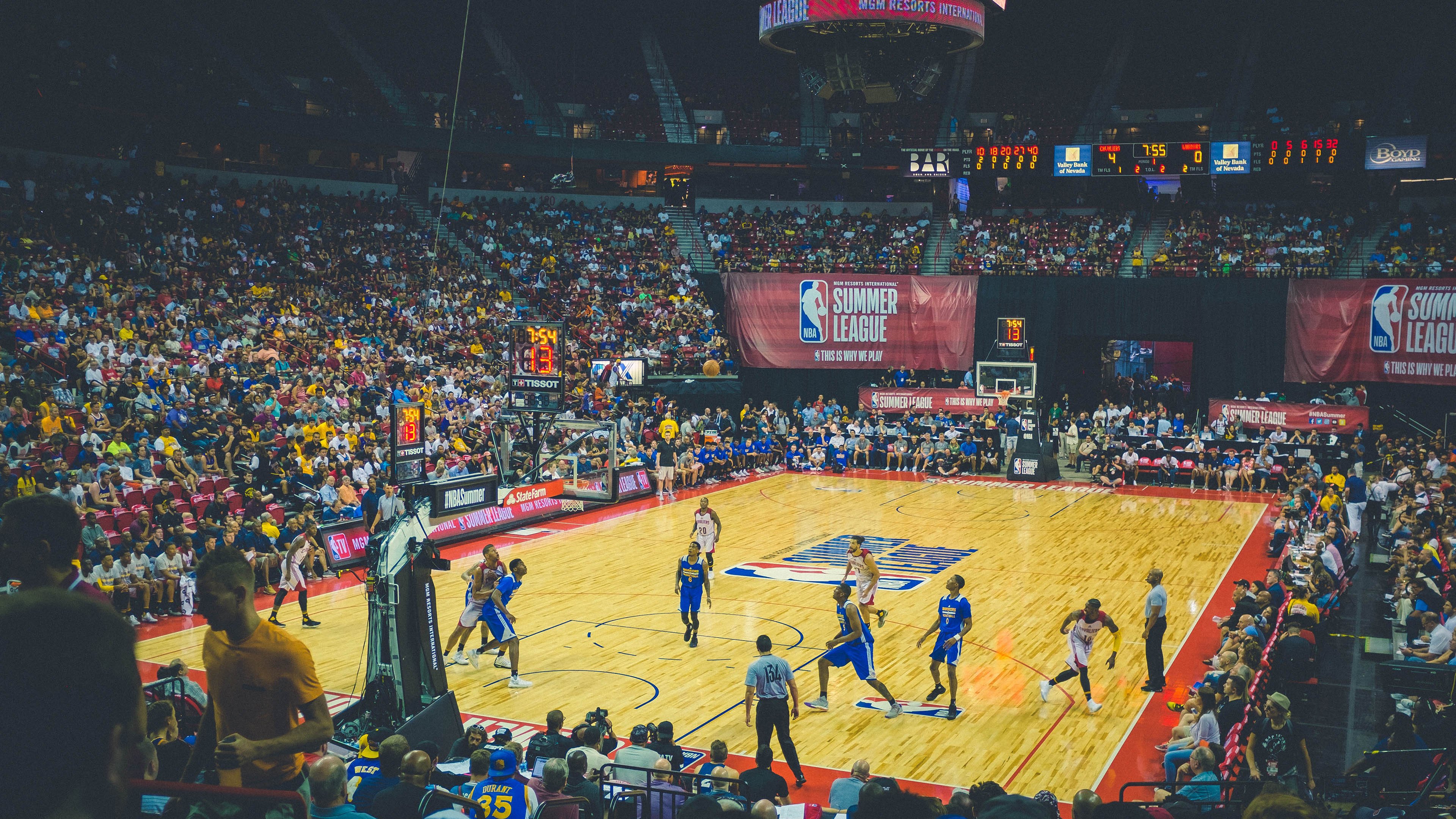 西甲榜首大战:马德里竞技面对巴萨,胜负悬念,西甲马德里才15场比赛